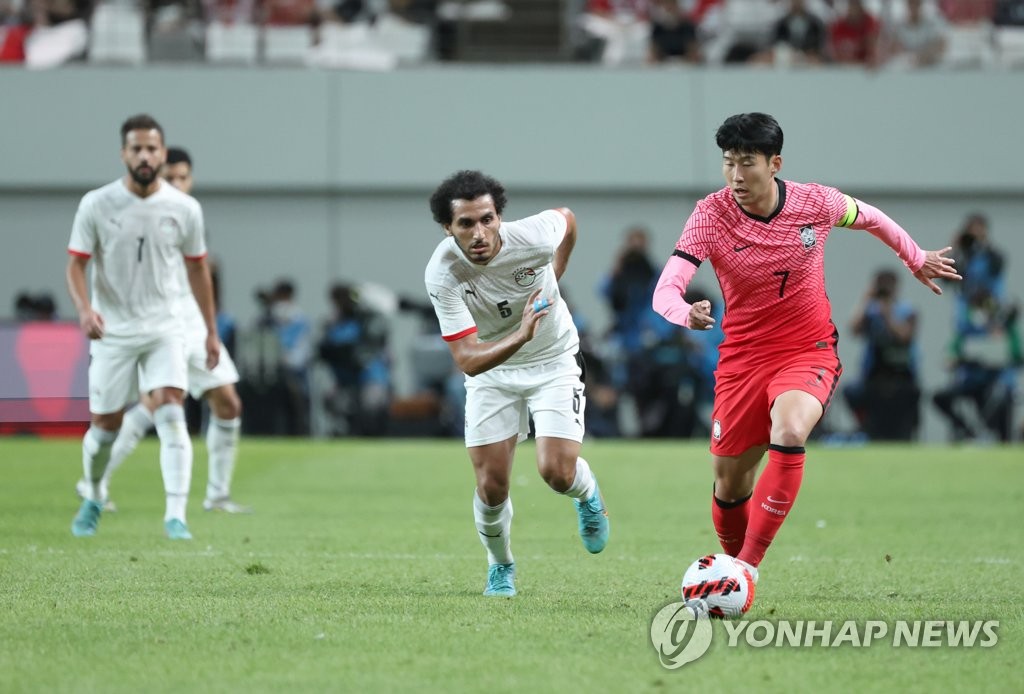 Son Heung-min of South Korea (R) dribbles past Yasser Ibrahim of Egypt during the countries' friendly football match at Seoul World Cup Stadium in Seoul on June 14, 2022. (Yonhap)