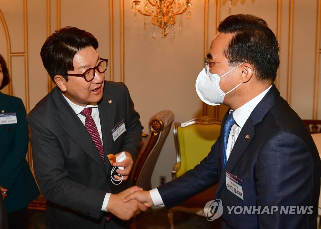 악수하는 권성동 원내대표와 박홍근 원내대표