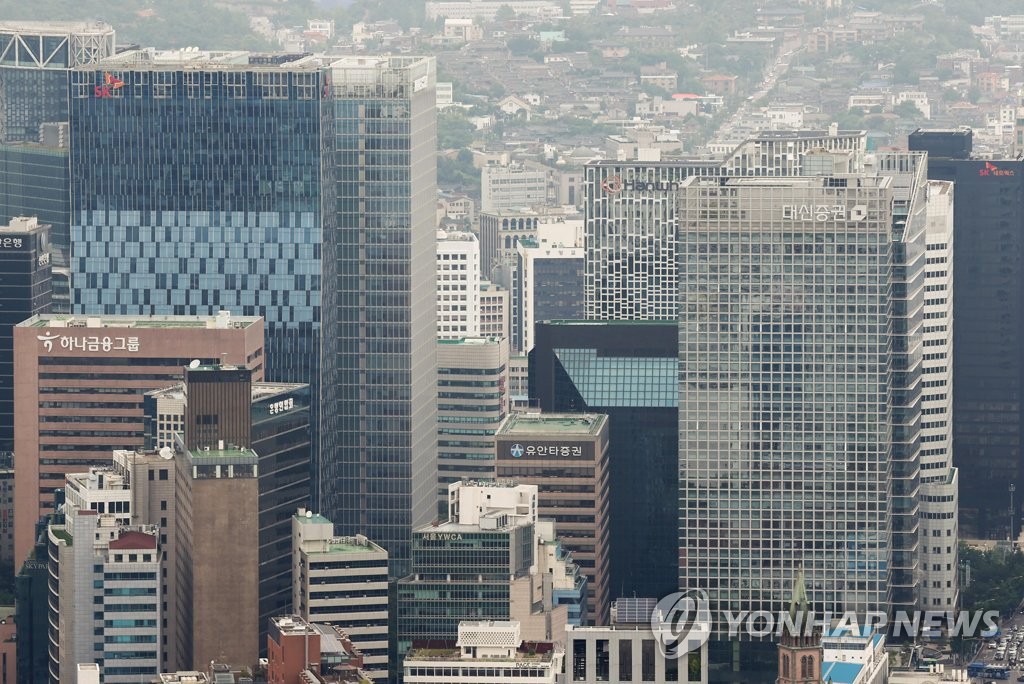 서울 남산에서 바라본 기업 빌딩들의 모습. 2022.6.16 [연합뉴스 자료사진]