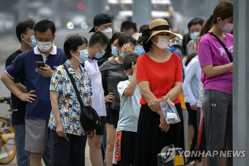 (베이징 AP=연합뉴스) 지난달 16일 중국 수도 베이징의 한 코로나19 검사소 앞에 마스크를 쓴 주민들이 줄지어 서 있다. 2022.7.5.