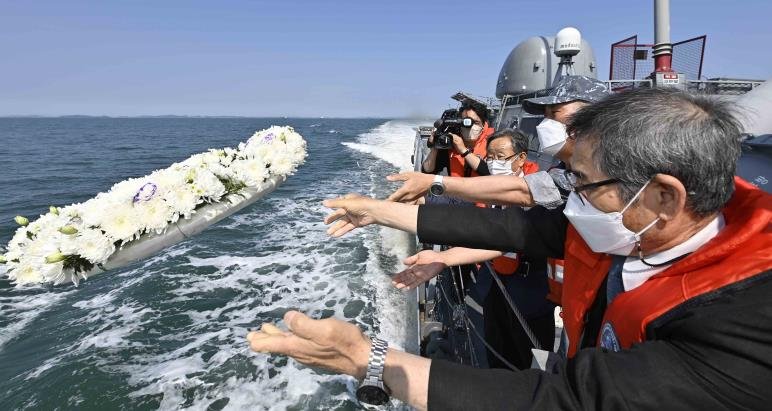 한국은 2002년 ‘승리’식으로 한국 해군 간의 충돌을 표시합니다.