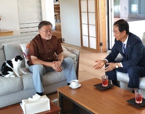 Le Premier ministre rend visite à l'ancien président Moon