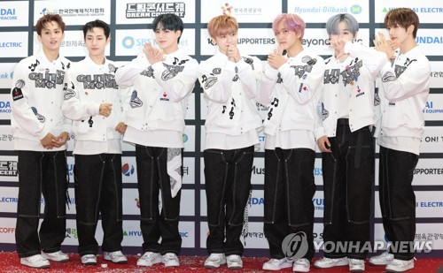 La banda masculina de K-pop NCT Dream posa para una foto antes del 28º Dream Concert, celebrado, el 18 de junio de 2022, en el Estadio Principal Olímpico de Jamsil, en Seúl.