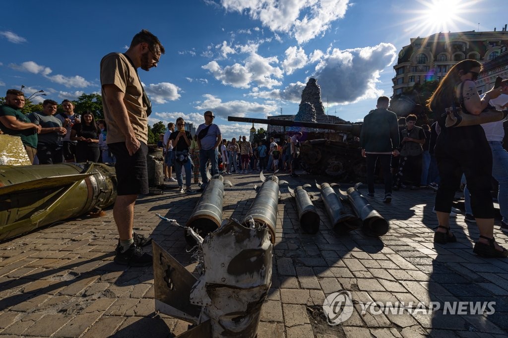 공습에 사용된 러시아군 미사일 살펴보는 키이우 시민