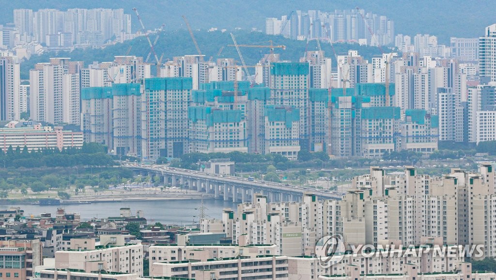 한강 너머로 보이는 재건축이 추진 중인 서울 시내의 한 아파트 단지 모습