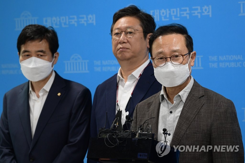 기자회견하는 민주당 소속 전반기 국방위원들