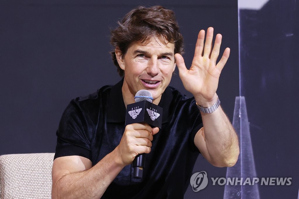 Hollywood actor Tom Cruise waves during a press conference on "Top Gun: Maverick" held in Seoul on June 20, 2022. (Yonhap)
