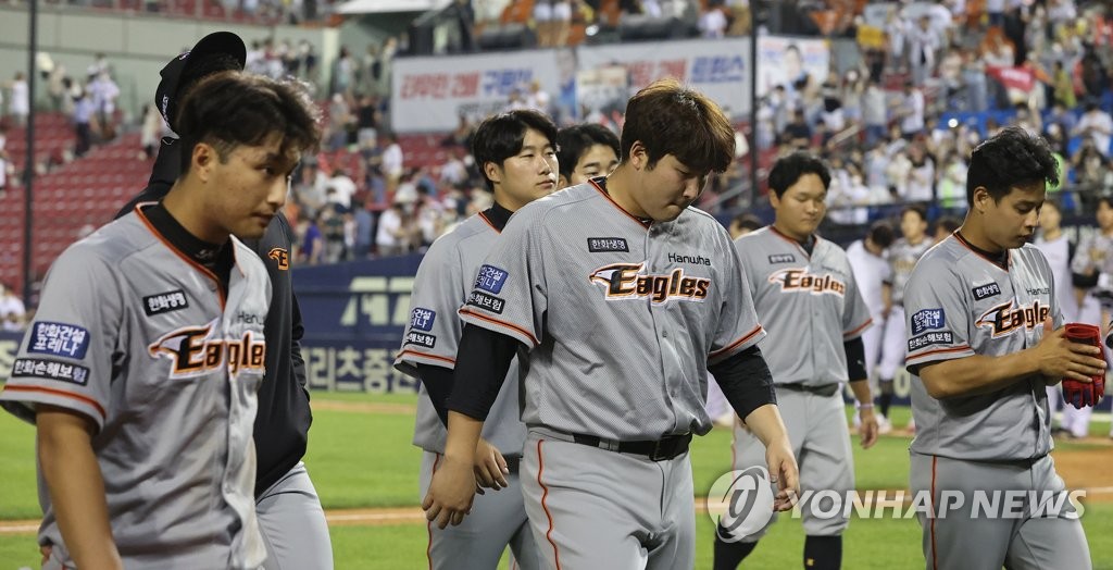 Members of the Hanwha Eagles return to the dugout after losing to the LG Twins 10-4 in a Korea Baseball Organization regular season game at Jamsil Baseball Stadium in Seoul on June 21, 2022. (Yonhap)