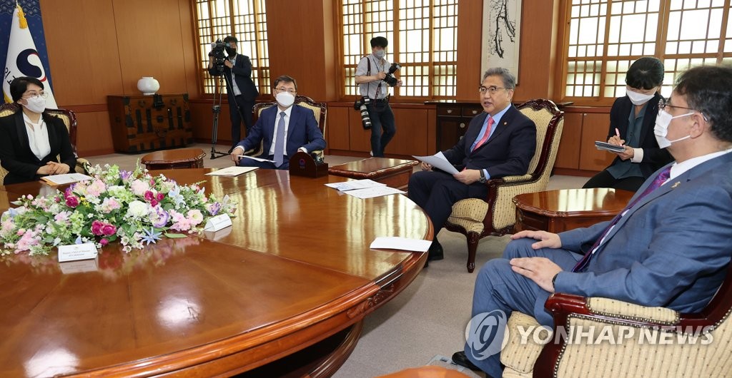 Foreign Minister Park Jin (3rd from R) speaks during a meeting with representatives from embassies of five Central Asian nations at his Seoul office on June 22, 2022. (Yonhap)
