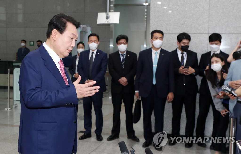 Le président Yoon Suk-yeol à son arrivée au bureau présidentiel répond aux questions des journalistes, le jeudi 23 juin 2022. (Photo fournie par le bureau présidentiel. Revente et archivage interdits)