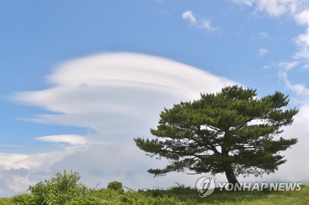 済州の上空にレンズ雲