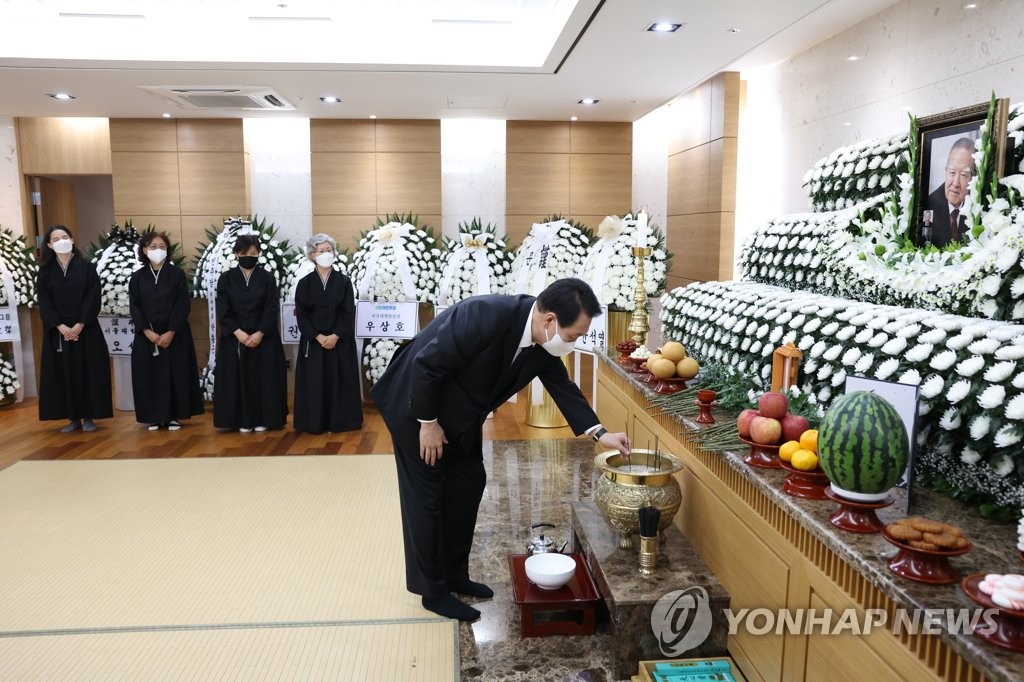 Yoon rinde homenaje al ex vice primer ministro