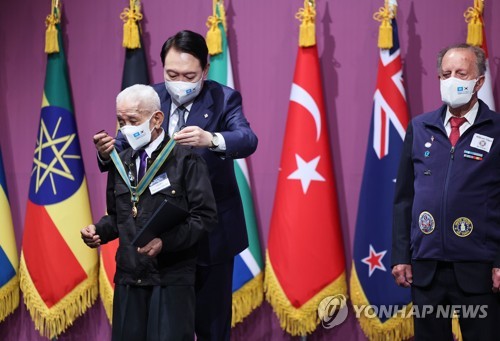 尹大統領　朝鮮戦争の国連軍参戦者にメダル＝「献身」たたえる