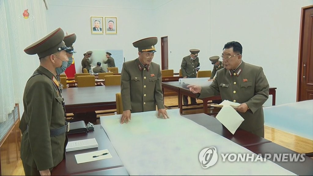 북한, 당 중앙군사위 확대회의서 연구토의 중인 간부들
