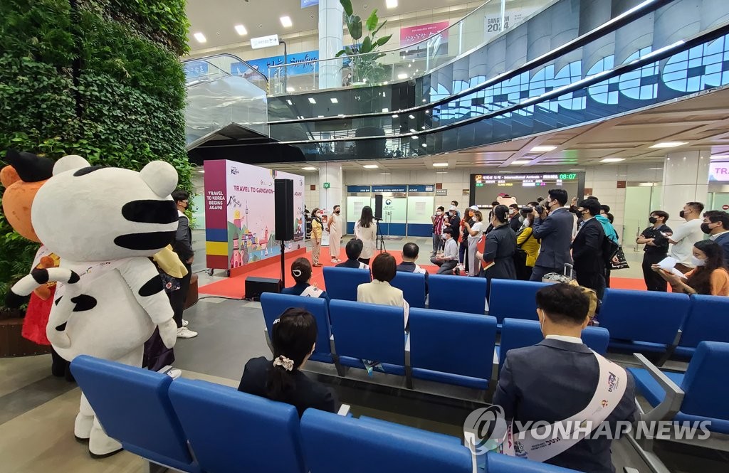 Officials at Yangyang International Airport in Gangwon Province prepare to welcome a group of travelers from the Philippines on June 25, 2022, amid eased travel restrictions. (Yonhap)