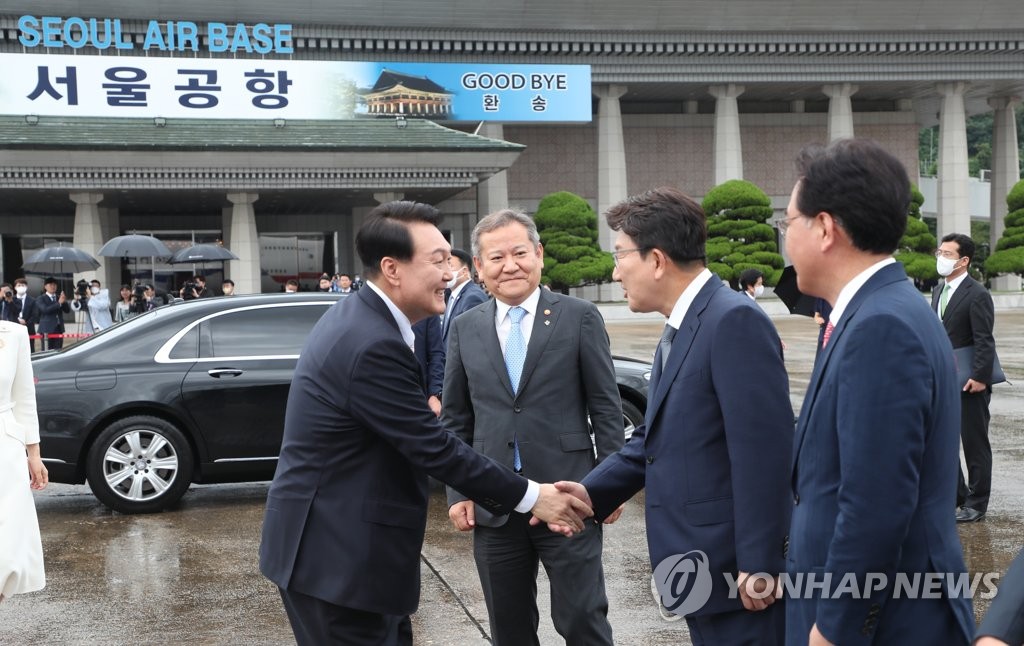 악수하는 윤석열 대통령과 권성동 원내대표