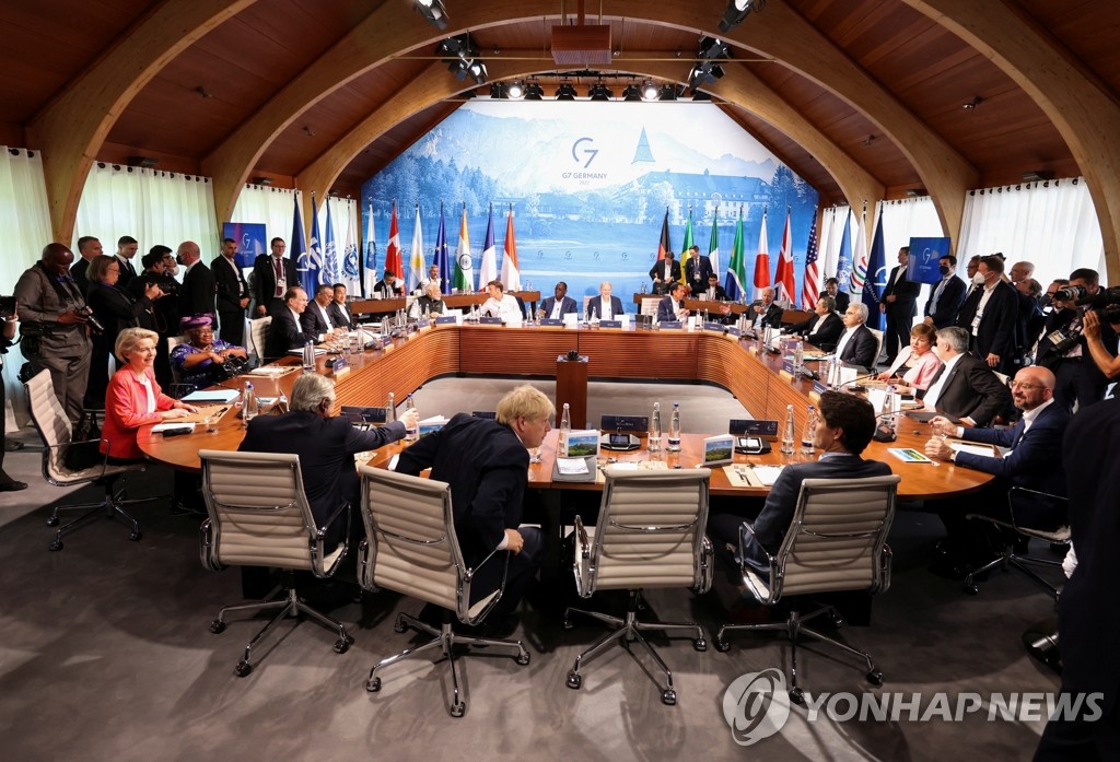 초청국 정상들과 회의 하는 G7 정상들