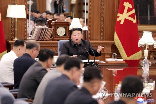 El líder norcoreano celebra una reunión del partido