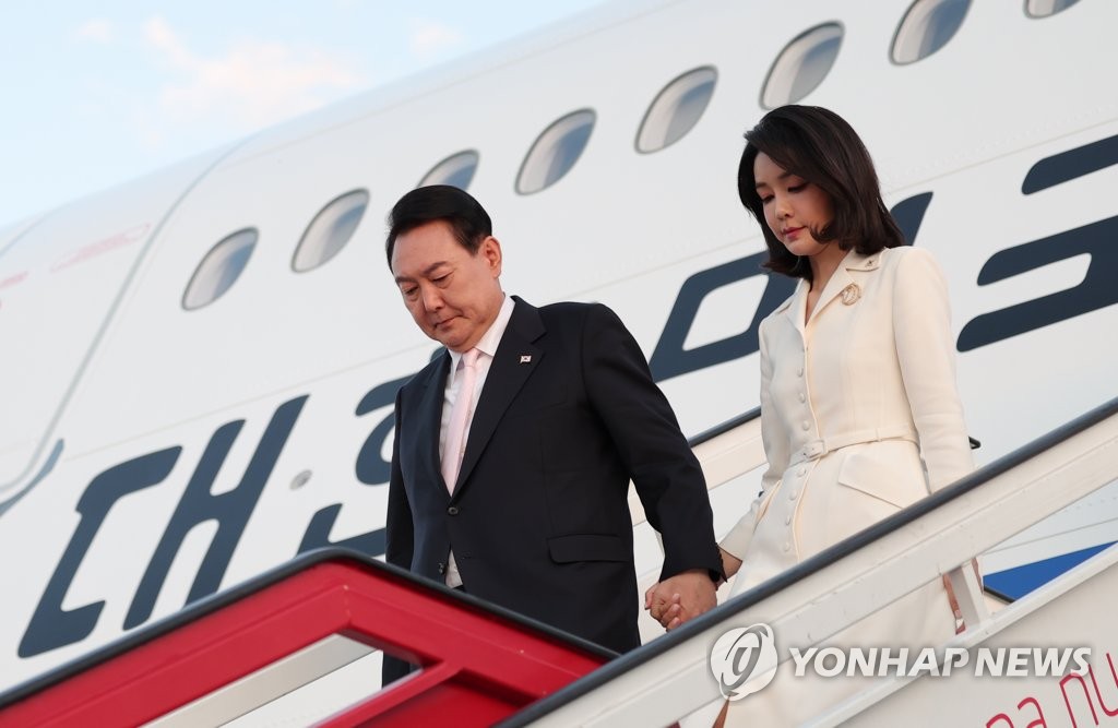 President Yoon Suk-yeol and first lady Kim Keon-hee disembark the presidential jet at Madrid-Barajas Airport in the Spanish capital on June 27, 2022. (Yonhap)