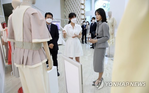 K-패션 전시 관람하는 김건희 여사…주스페인한국문화원 방문