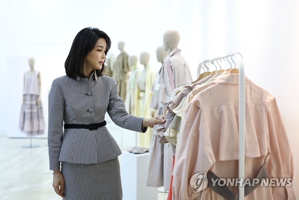 La primera dama surcoreana, Kim Keon-hee, observa una exhibición de moda surcoreana, el 28 de junio de 2022, en el Centro Cultural Coreano en Madrid, España.