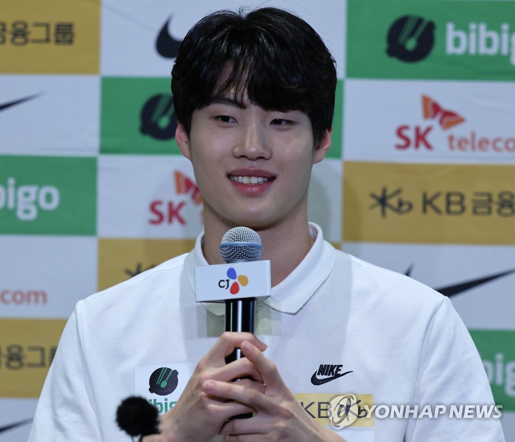 South Korean swimmer Hwang Sun-woo speaks at a press conference in Seoul on June 29, 2022, commemorating his silver medal in the men's 200m freestyle at the FINA World Championships in Budapest. (Yonhap)