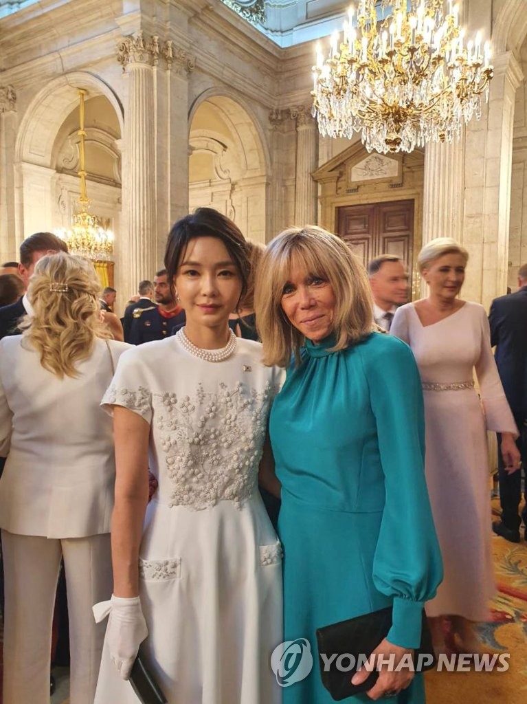 This photo, provided by the presidential office, shows first lady Kim Keon-hee (L) and French first lady Brigitte Macron posing for a photo at a gala dinner held at the Royal Palace of Madrid on June 28, 2022. (PHOTO NOT FOR SALE) (Yonhap)