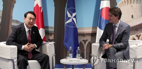 6월 나토에서 캐나다 총리와 회담한 윤석열 대통령[자료화면]