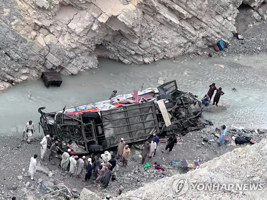 파키스탄 남서부 협곡서 버스 추락…20명 사망