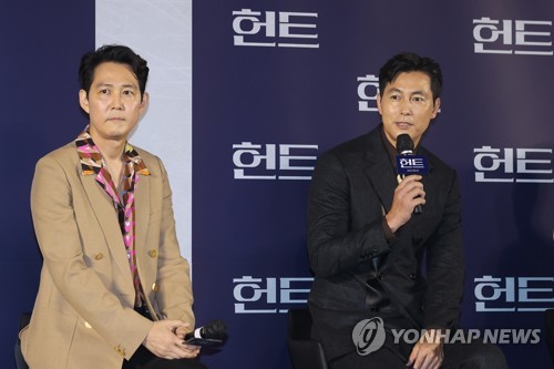 Les acteurs Lee Jung-jae (à g.) et Jung Woo-sung lors d'un événement de présentation du film d'action et d'espionnage «Hunt» à venir, le mardi 5 juillet 2022, au cinéma Megabox Seongsu, à Séoul. «Hunt» a été réalisé par l'acteur Lee Jung-jae 