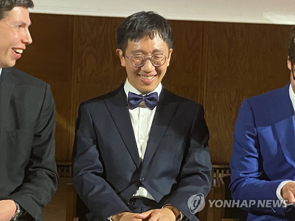 June Huh (C), a Korean American mathematician and professor at Princeton University, smiles at Aalto University in Helsinki on July 5, 2022 (local time), after being named a recipient of this year's Fields Medal, a prestigious international prize awarded by the International Mathematical Union to mathematicians under 40 for achievements in the field of mathematics. (Yonhap) 