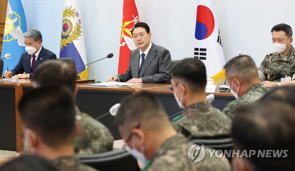 El presidente Yoon Suk-yeol (centro), se dirige, el 6 de julio de 2022, a los comandantes en jefe del Ejército surcoreano, en el cuartel general militar de Gyeryongdae, a unos 160 kilómetros al sur de Seúl.