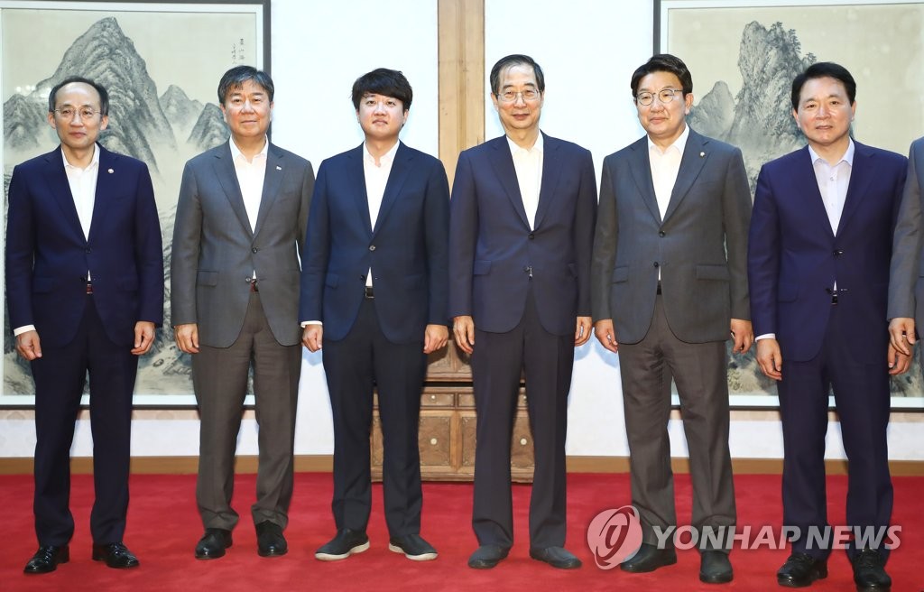 Prime Minister Han Duck-soo (4th from L) poses for a photo with Finance Minister Choo Kyung-ho (R), Presidential Chief of Staff Kim Dae-ki (2nd from L), ruling People Power Party chief Lee Jun-seok (3rd from L), the party's floor leader Kweon Seong-dong (2nd from R) and its top policymaker Sung Il-jong at the prime minister's official residence in Seoul on July 6, 2022, during the first meeting of senior ruling party and government officials since the inauguration of the Yoon Suk-yeol government. (Pool photo) (Yonhap)