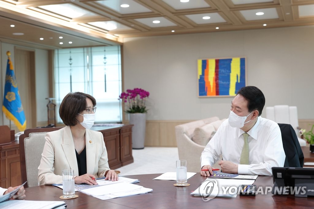 This photo, provided by the presidential office, shows President Yoon Suk-yeol (R) receiving a policy briefing from SMEs Minister Lee Young at his office in Seoul on July 12, 2022. (PHOTO NOT FOR SALE) (Yonhap)