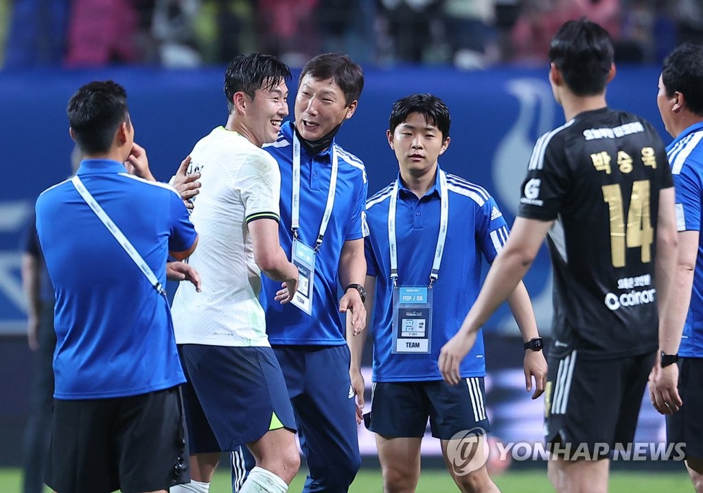 Heung-Min Son and Sang-Sik Kim greet each other