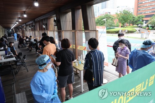 ソウル市内の保健所でウイルス検査の順番を待つ市民ら＝１４日、ソウル（聯合ニュース）