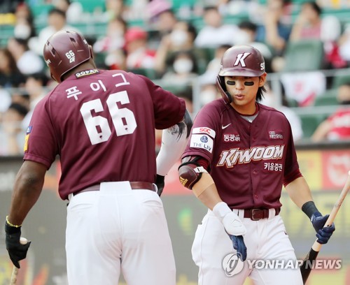 28th June, 2023. Baseball: LG Twins vs. SSG Landers LG Twins starter Im  Chan-kyu throws a pitch during a Korea Baseball Organization regular season  game against the SSG Landers at Incheon SSG