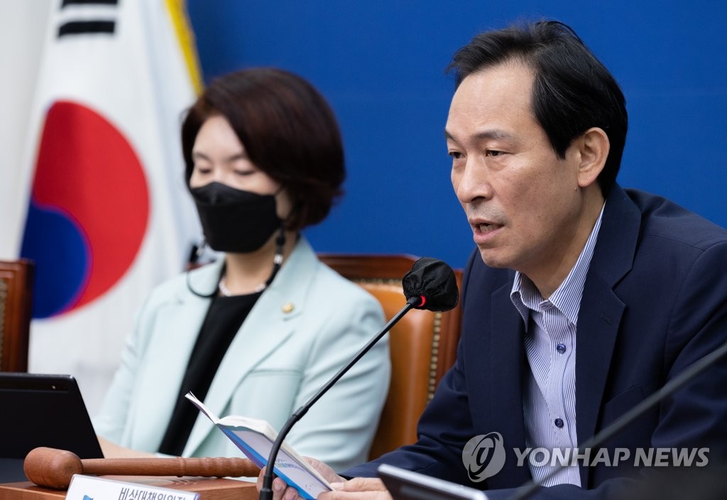 발언하는 우상호 비상대책위원장