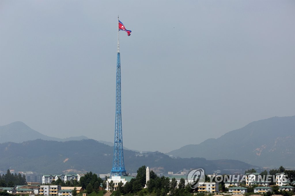 La foto de archivo, tomada, el 19 de julio de 2022, desde la aldea de la tregua intercoreana de Panmunjom, muestra una bandera norcoreana en la aldea fronteriza norcoreana de Kijong. 