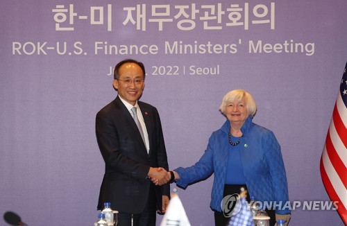 韓米財務相が会談　通貨スワップ協定の再締結に含み