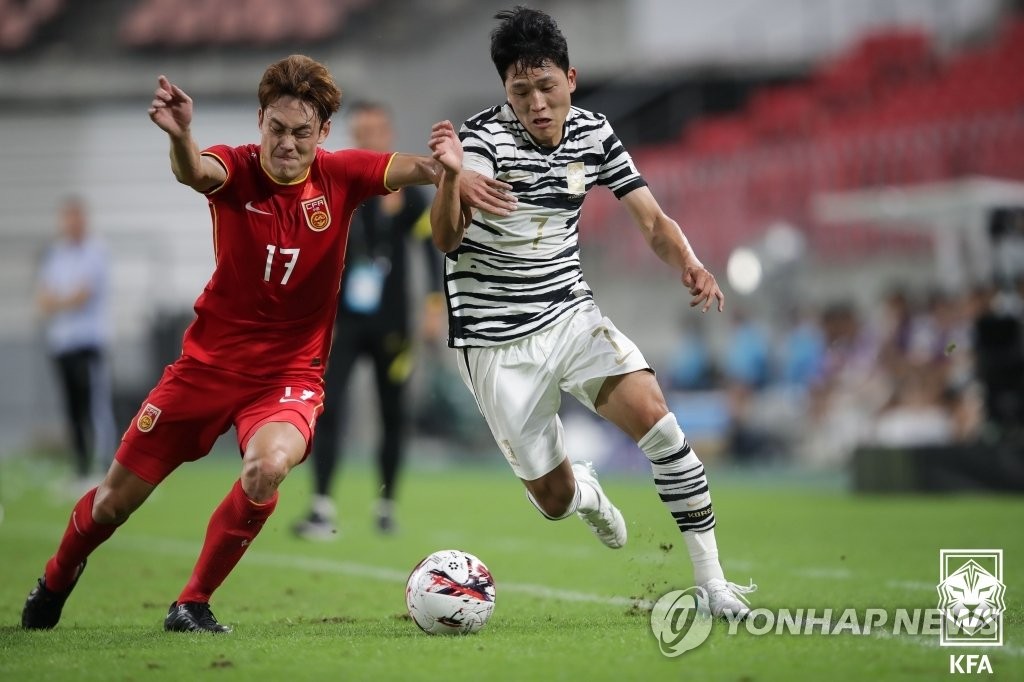 Na Sang-ho of South Korea (R) battles Xu Haofeng of China for the ball during the teams' first match at the East Asian Football Federation E-1 Football Championship at Toyota Stadium in Toyota, Japan, on July 20, 2022, in this photo provided by the Korea Football Association. (PHOTO NOT FOR SALE) (Yonhap)