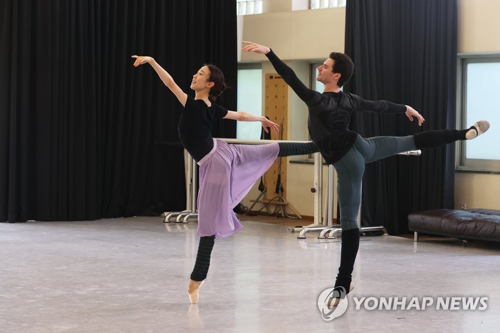 South Korean ballet dancer Park Sae-eun (L) performs during a media session held in Seoul on July 25, 2022. (Yonhap)