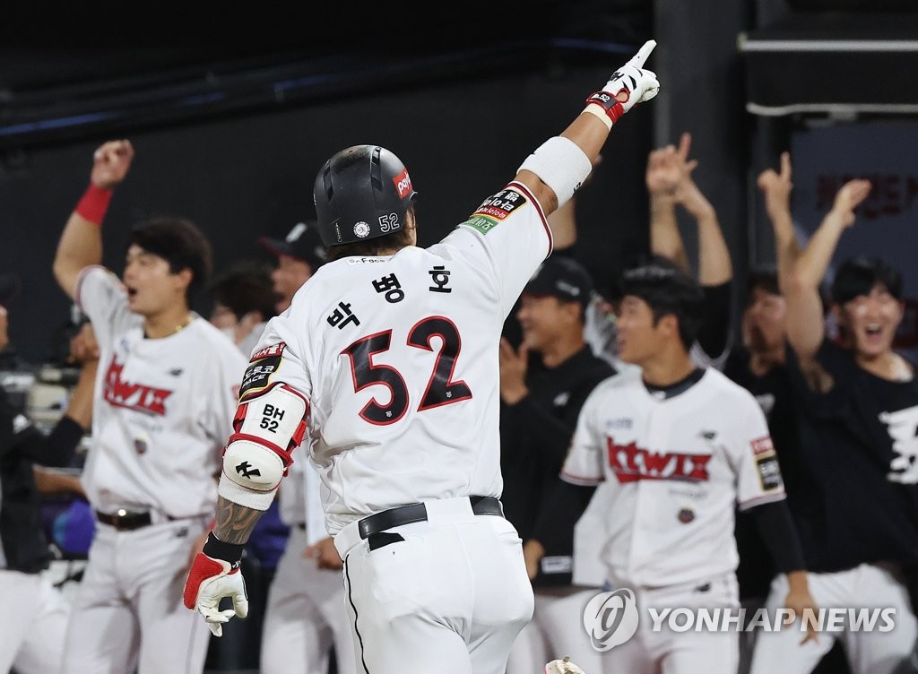 In this file photo from July 27, 2022, Park Byung-ho of the KT Wiz celebrates after hitting a walk-off, two-run home run against the Kiwoom Heroes during the bottom of the ninth inning of a Korea Baseball Organization regular season game at KT Wiz Park in Suwon, 35 kilometers south of Seoul. (Yonhap)