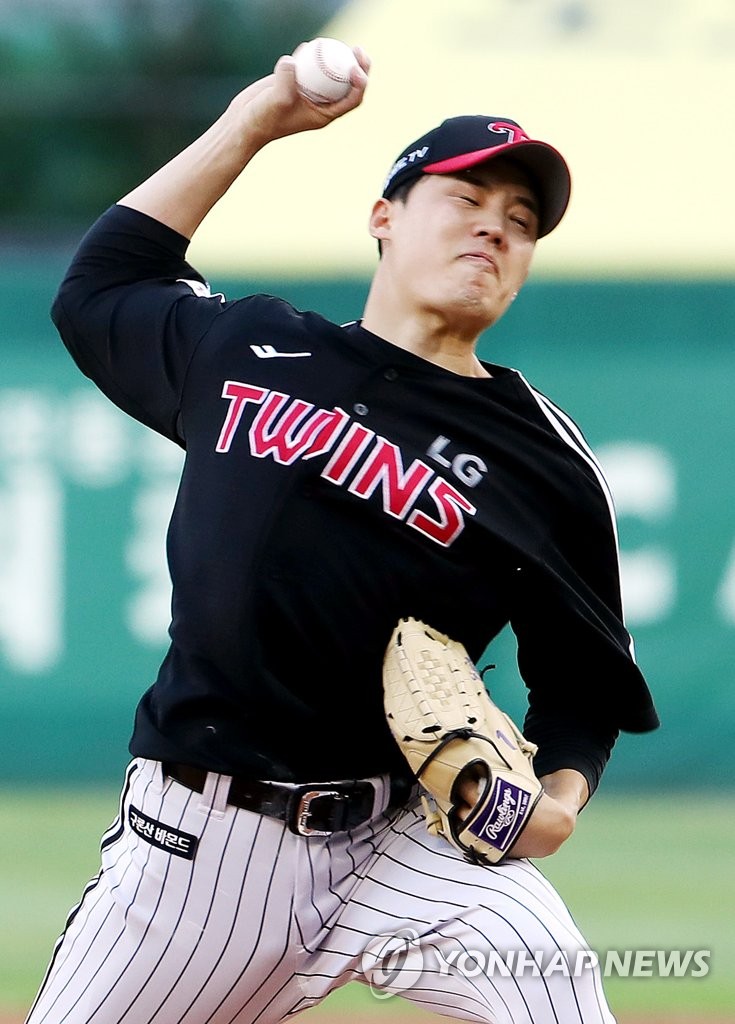 14th Apr, 2022. Baseball: LG Twins vs. SSG Landers Park Hae-min (L) of the LG  Twins celebrates after hitting a single during a Korea Baseball  Organization regular season game against the SSG