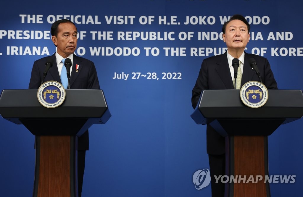 El presidente surcoreano, Yoon Suk-yeol (dcha.), lee una declaración conjunta tras una cumbre con el presidente de Indonesia, Joko Widodo (izda.), el 28 de julio de 2022, en la oficina presidencial, en Seúl.