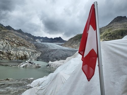 [기후위기현장을 가다] 유실을 막기 위해 천막을 씌워 놓은 알프스 빙하