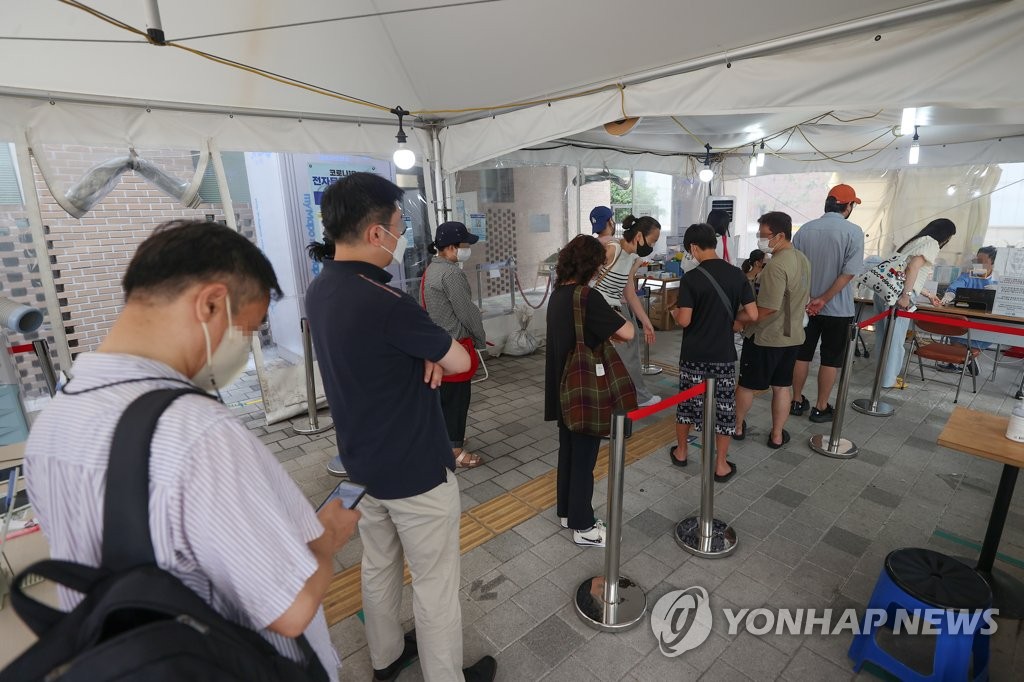 People wait to take coronavirus tests at a screening clinic in Seoul's Mapo Ward on Aug. 4, 2022. South Korea's new COVID-19 cases stayed above 100,000 for the third straight day amid a fresh wave of infections driven by a highly infectious omicron variant. (Yonhap)