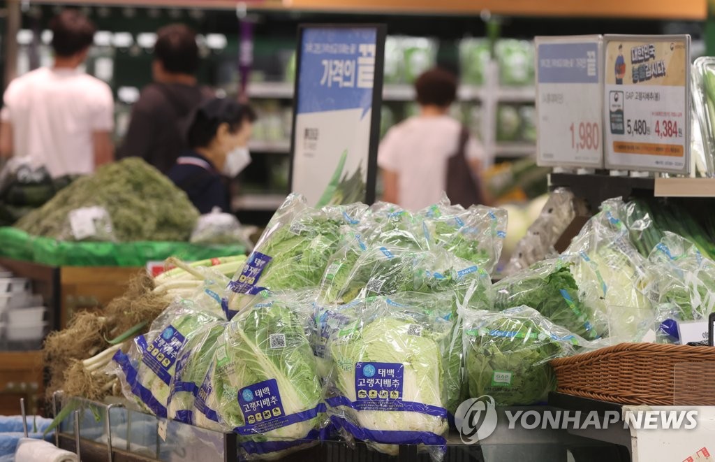La fotografía de archivo, tomada el 4 de agosto de 2022, muestra vegetales a la venta en un hipermercado de Seúl.