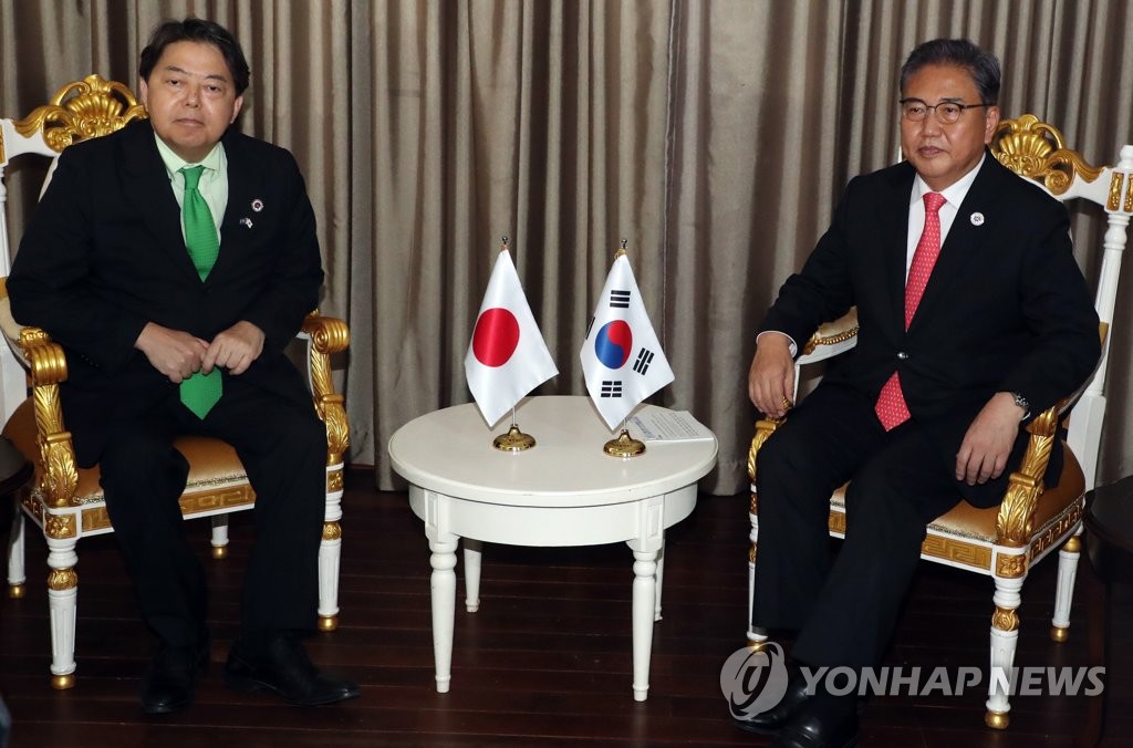El ministro de Asuntos Exteriores surcoreano, Park Jin (dcha.), y su homólogo japonés, Hayashi Yoshimasa, se reúnen, el 4 de agosto de 2022, en Nom Pen, Camboya, al margen de la reunión de cancilleres de la Asociación de Naciones del Sudeste Asiático.