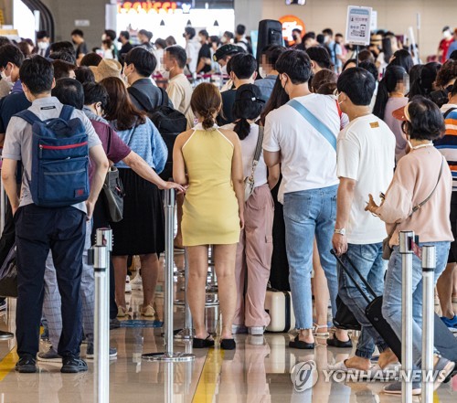 시민들로 붐비는 김포공항 국내선 청사